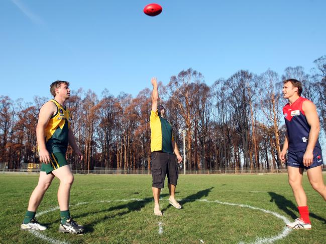 Former Melbourne captain James McDonald with Kinglake’s 2009 captain James Walker and coach Mick Nott.