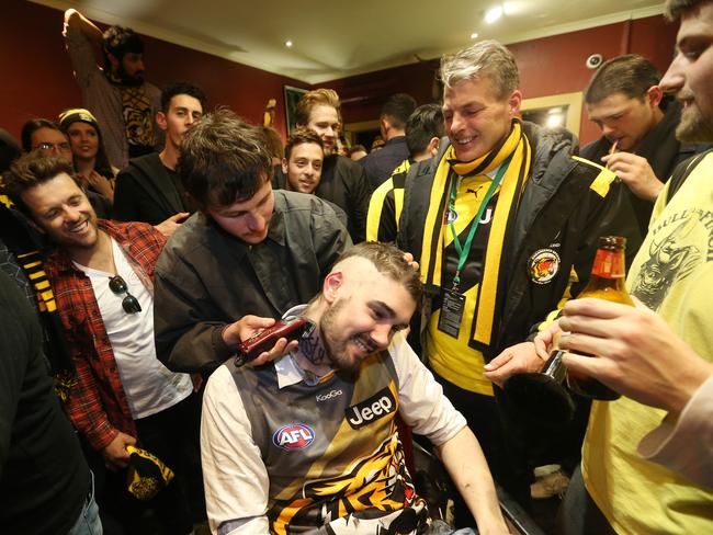 Seamus O'Conell does a Dusty haircut to Jesse Vanderende from Nunawading. Picture: Yuri Kouzmin