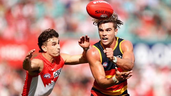 Keays shoots out a handpass. Picture: Cameron Spencer/Getty Images