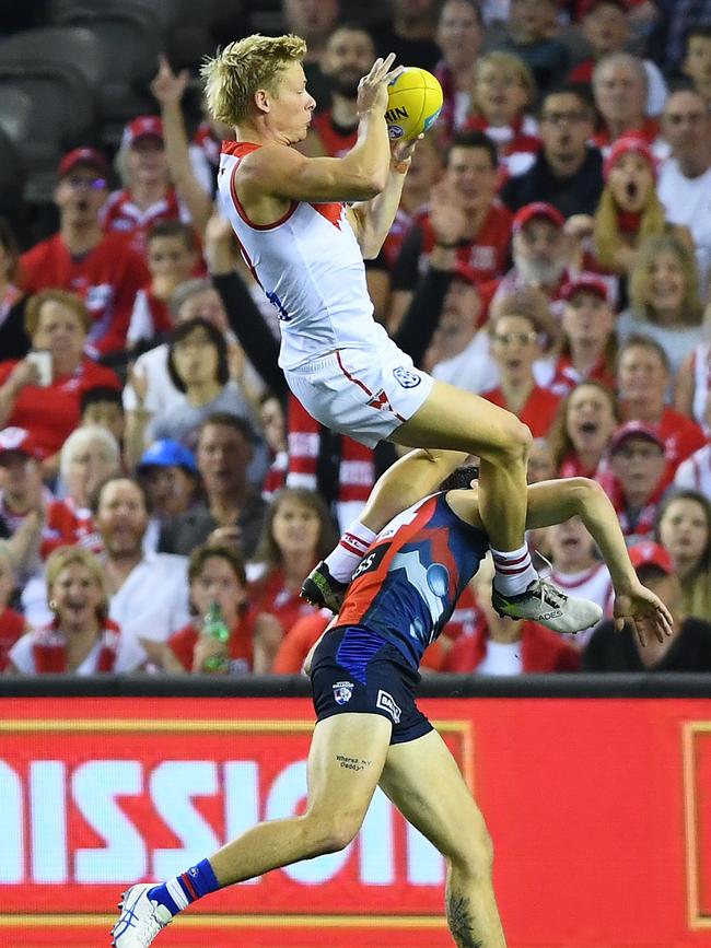 Isaac Heeney reels in a huge hanger against Western Bulldogs.