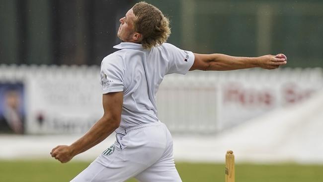 Zac Orr bowling for Craigieburn. Picture: Valeriu Campan