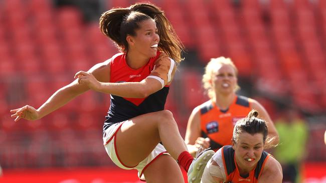 Kate Hore of Melbourne and Alyce Parker of the Giants in full flight.