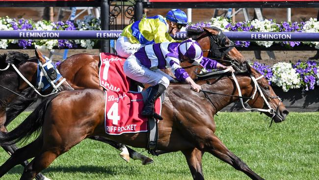 Riff Rocket (outside) holds on for victory after a late charge by Apulia. Picture: Reg Ryan/Racing Photos via Getty Images