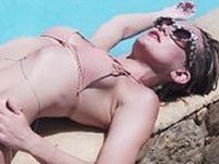 Kate Hudson flaunts hot bikini bod