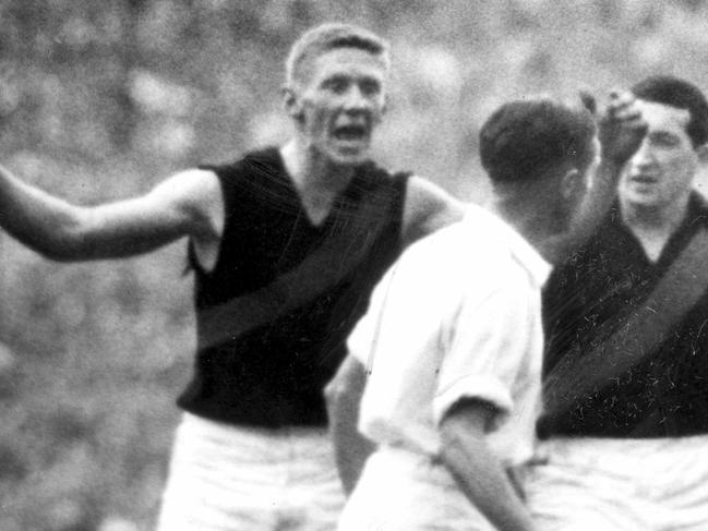 09/1962. Essendon's Ian Shelton and umpire Bob Nunn had many words with him. Alec Epis at right. Semi final. Bluey Shelton.