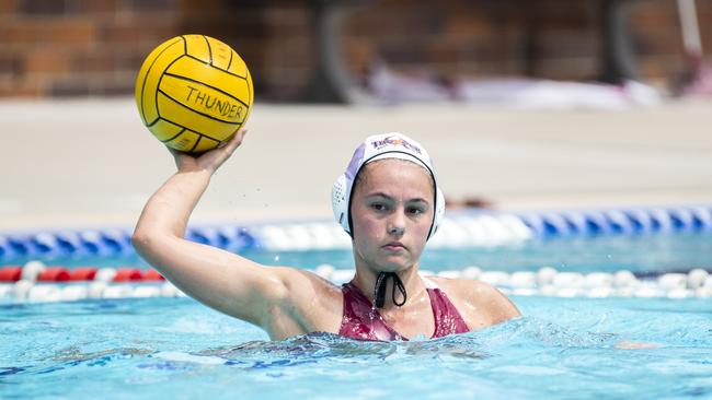 Kate Blew from Queensland Thunder ready to pass.(AAP Image/Renae Droop)