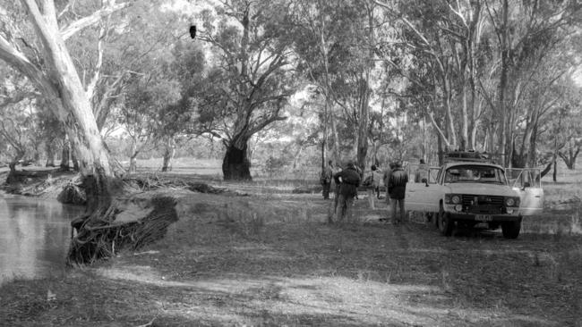 Police divers search for cluse at the Murrumbidgee murder scene. Photo: Colin Bull