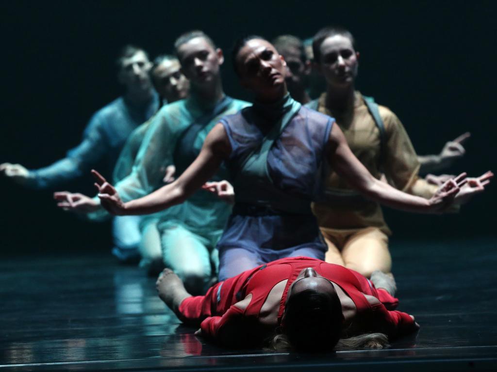 review-sydney-dance-company-neon-aether-gabrielle-nankivell-cinco