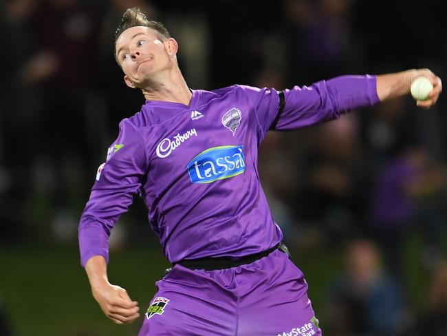 HOBART, AUSTRALIA - JANUARY 24: DArcy Short of the Hurricanes bowls during the Big Bash League match between the Hobart Hurricanes and the Sydney Thunder at Blundstone Arena on January 24, 2020 in Hobart, Australia. (Photo by Steve Bell/Getty Images)