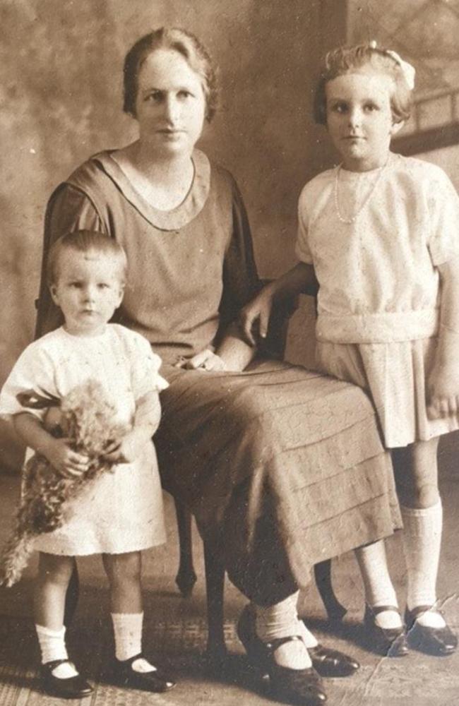 Margaret Gilmour, mother Florence Gilmour and sister Flo Bjelke-Petersen. Source: Bjelke-Petersen family