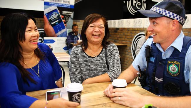 Sister Shanice Tayler and Quoc Noppakoon chat to Senior Constable Mathew Norman at the Franky &amp; Co coffee shop. (AAP Image / Angelo Velardo)