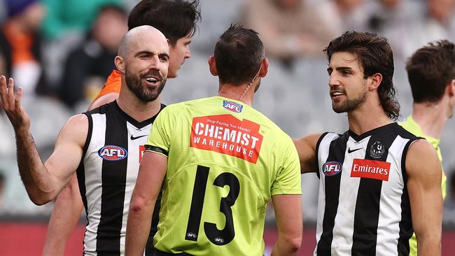 MELBOURNE. 26/06/2022..   AFL Round 15 .  Collingwood vs GWS Giants at the MCG.  Steele Sidebottom and Josh Daicos of the Magpies talk with the umpire after Sidebottom was called to play on during the 2nd qtr.   . Photo by Michael Klein