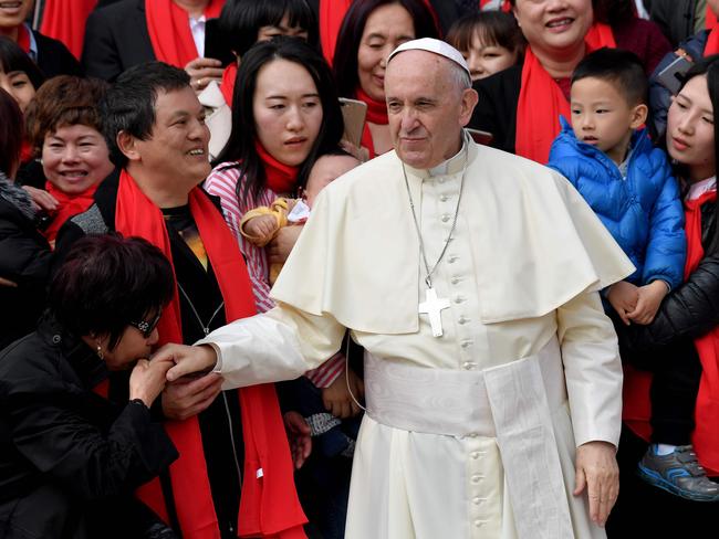 Pope Francis greets faithful from China as he arrives for his weekly general audience on April 18, 2018, on St. Peter's square in the Vatican.  / AFP PHOTO / TIZIANA FABI