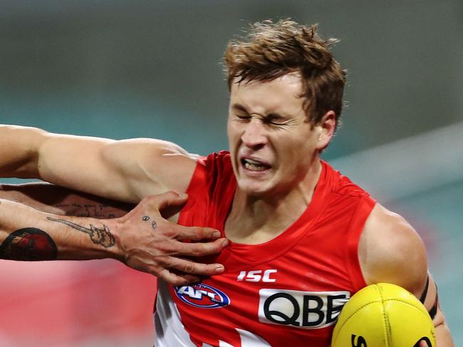 Jordan Dawson of the Swans is tackled by Tom Liberatore of the Bulldogs during the Round 4 AFL match between Sydney Swans and Western Bulldogs at the SCG in Sydney, Thursday June 25, 2020. (AAP Image/Brendon Thorne) NO ARCHIVING, EDITORIAL USE ONLY