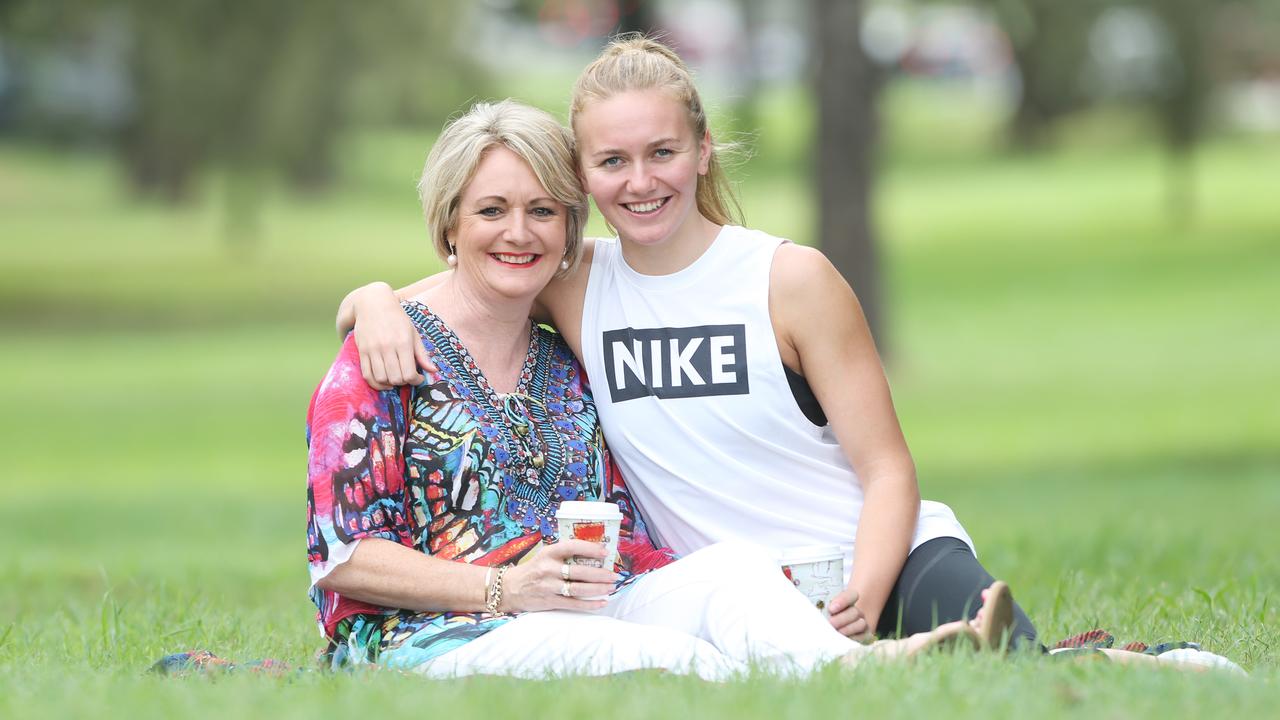 Photo of Ariarne Titmus  & her Mother  Robyn Titmus