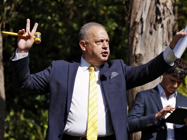 DAILY TELEGRAPH - 21/9/24Auction at 14 Redfield Rd, East Killara. Sells for $2.711M.  Auctioneer Jason Keen pictured. Picture: Sam Ruttyn