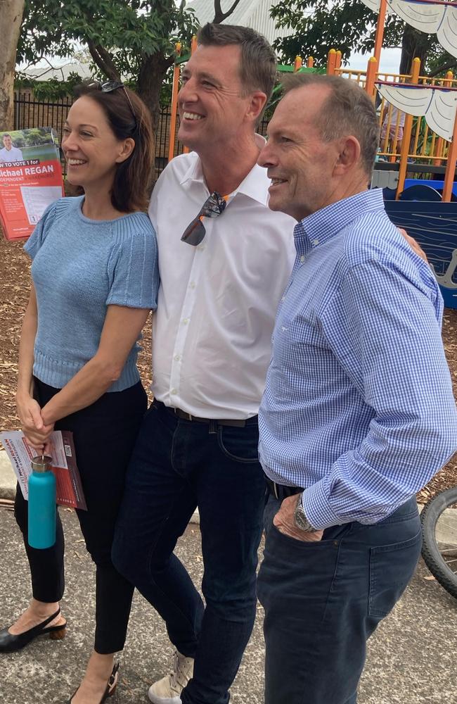 An interesting trio – independent Wakehurst candidate and Northern Beaches mayor Michael Regan (centre), with the Teal federal Mackellar MP Sophie Scamps, and former PM Tony Abbott.