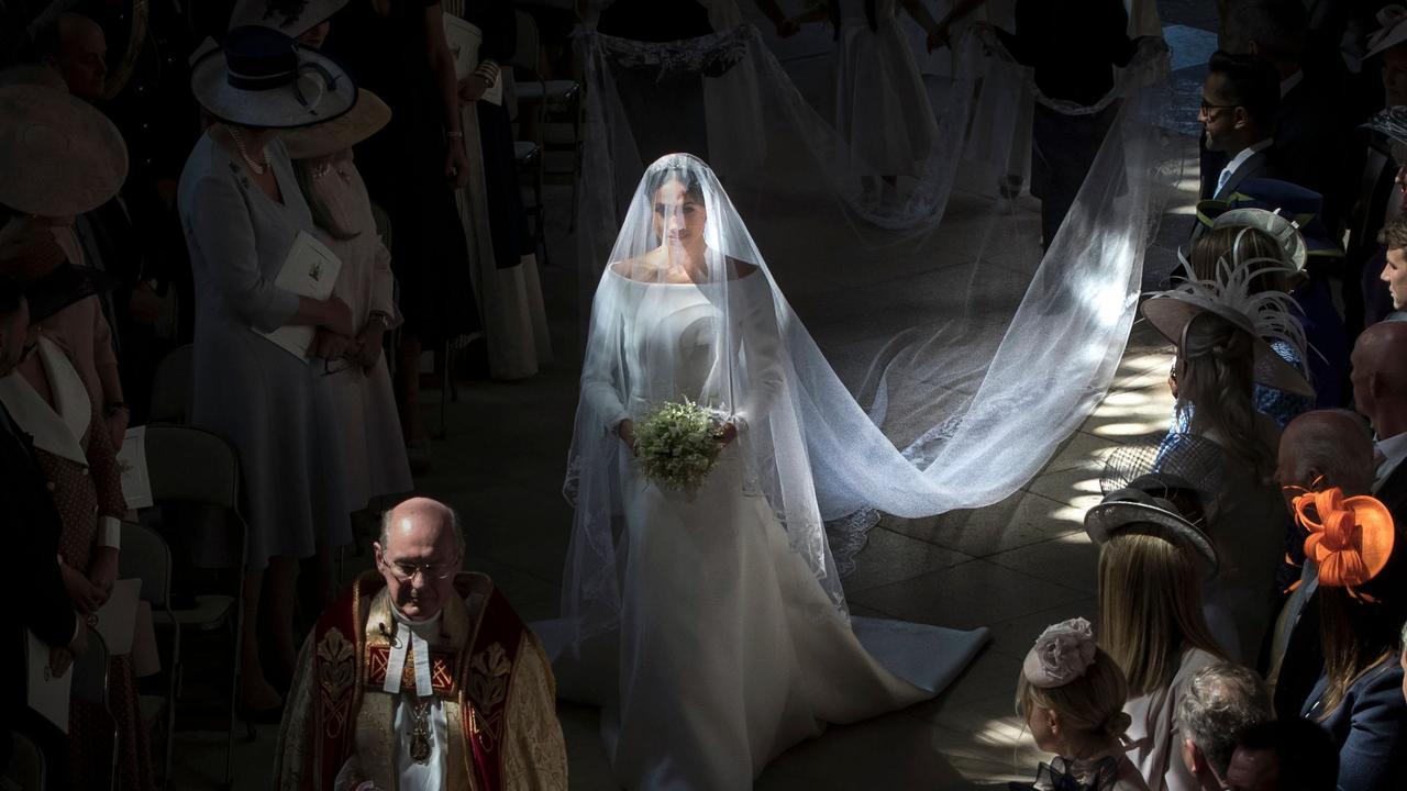 TOPSHOT - US actress Meghan Markle (C) walks down the aisle in St George's Chapel, Windsor Castle, in Windsor, on May 19, 2018 during her wedding to Britain's Prince Harry, Duke of Sussex. / AFP PHOTO / POOL / Danny Lawson