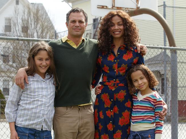 L-R: Imogene Wolodarsky, Mark Ruffalo, Zoe Saldana and Ashley Aufderheide in a scene from film Infinitely Polar Bear