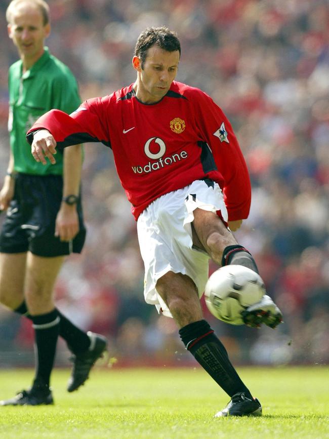 Giggs on the pitch for Manchester United in 2003.