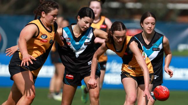 Heidelberg’s Isabella Rowe is first to the ball. Picture: Hamish Blair