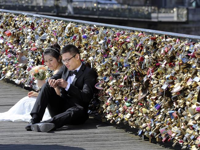 Just married ... newlyweds share a special moment on the Pont des Arts in Paris, France, on April 16, 2014. Picture: AP Photo/Remy de la Mauviniere
