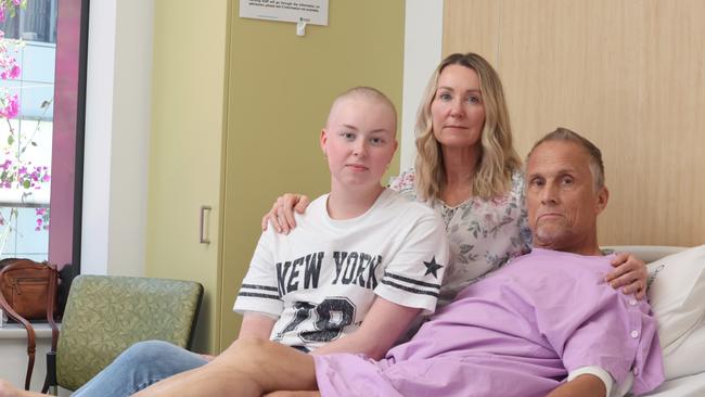 Julie Hunt with her husband Russ Hunt and her daughter Jasmine Hunt in their hospital room at Gold Coast University Hospital. Picture Glenn Hampson