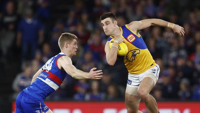 Elliot Yeo gets around Tim English. Picture: Daniel Pockett/Getty Images)