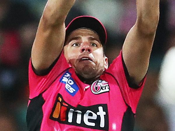 Sixers' Moises Henriques takes spectacular catch to dismiss the Stars Nick Larkin off the bowling of Stephen O'Keefe during BBL match Sydney Sixers v Melbourne Stars at the SCG. Picture. Phil Hillyard