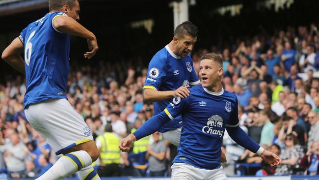 Everton's English midfielder Ross Barkley (R) celebrates.