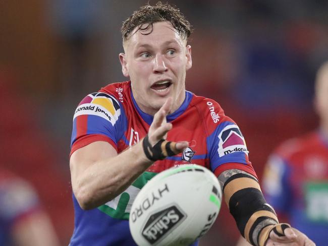 NEWCASTLE, AUSTRALIA - AUGUST 08: Kurt Mann of the Newcastle Knights passes the ball during the round 13 NRL match between the Newcastle Knights and the Wests Tigers at McDonald Jones Stadium on August 08, 2020 in Newcastle, Australia. (Photo by Ashley Feder/Getty Images)