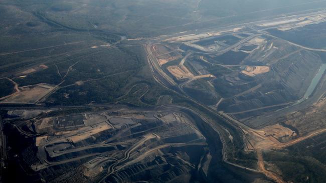 But first, let’s look at a super bloody big Bowen basin coalmine from the air.