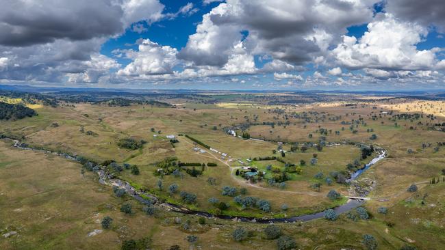 Fassifern and Inverinate straddle the Chandler River for more than 13km and have the Wollomombi River on the western boundary.