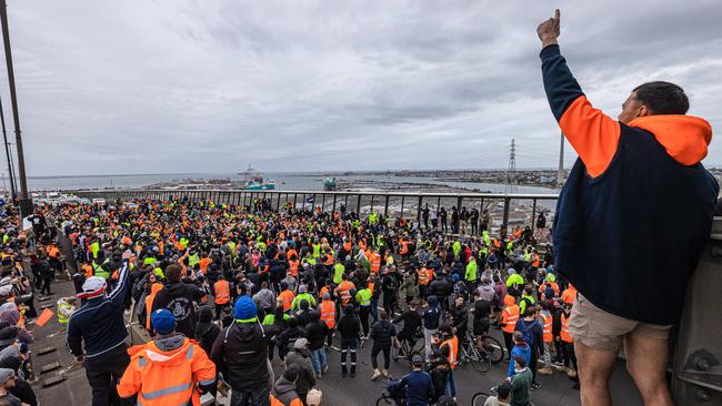 Tradies flood the bridge as they protest against shutdowns and mandatory jabs. Picture: Jason Edwards