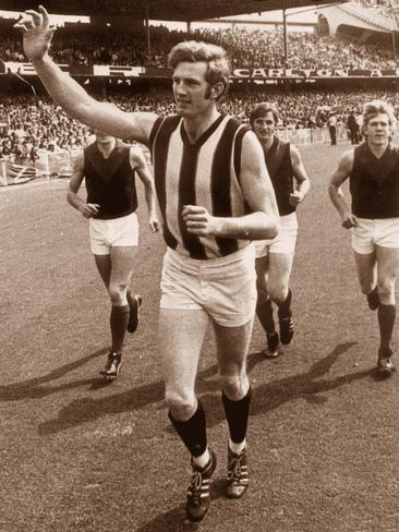 The legendary Len Thompson does a lap of honour in doing a lap of honour in 1977.