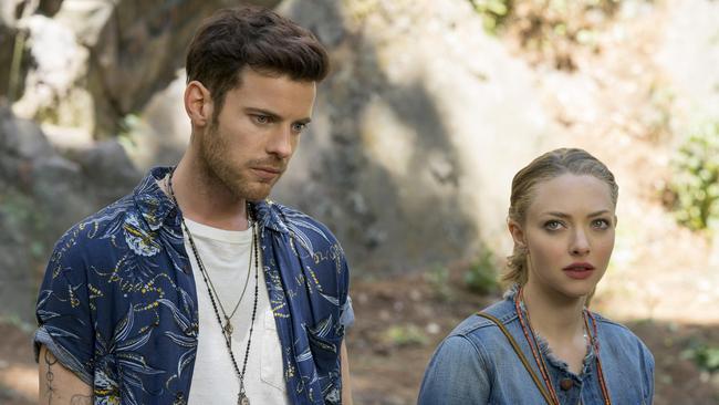 Harry Treadaway and Amanda Seyfried in scene from the movie Gringo (2018).
