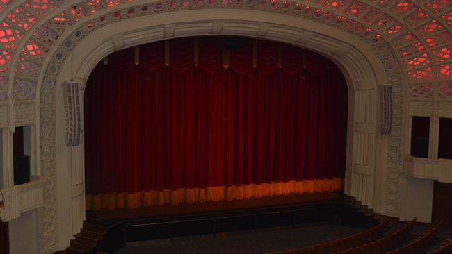 The Empire Theatre unveils restored house curtain almost 3 decades after the heritage listed building was reopened.