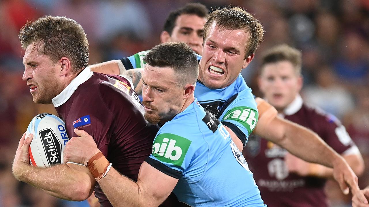 BRISBANE, AUSTRALIA - NOVEMBER 18: Cameron Munster of the Maroons is challenged by Damien Cook of the Blues during game three of the State of Origin series between the Queensland Maroons and the New South Wales Blues at Suncorp Stadium on November 18, 2020 in Brisbane, Australia. (Photo by Bradley Kanaris/Getty Images)