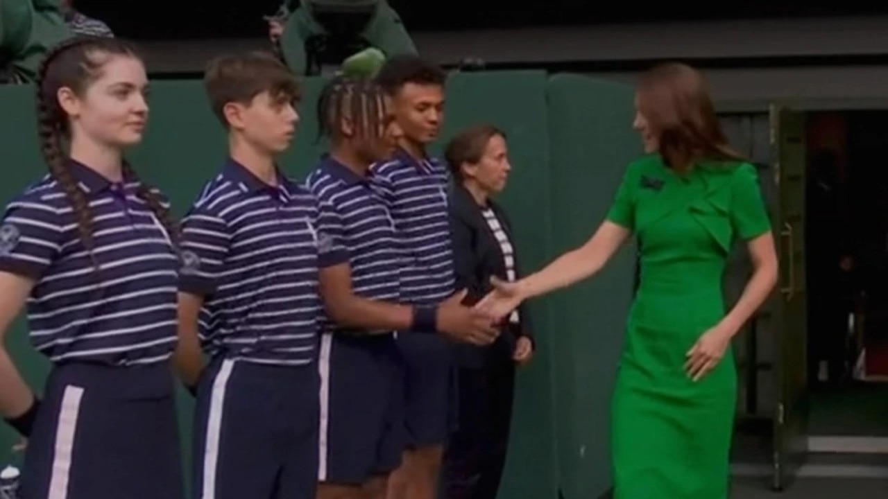 Kate Middleton awkwardly snubs ballboy.