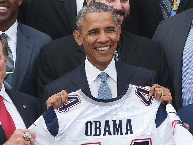 US President Barack Obama poses with Patriots coach Bill Belichick (L) and owner Robert Kraft (R) during an event honoring Super Bowl champion, the New England Patriots, on April 23, 2015 on the South Lawn of the White House in Washington, DC. AFP PHOTO/MANDEL NGAN