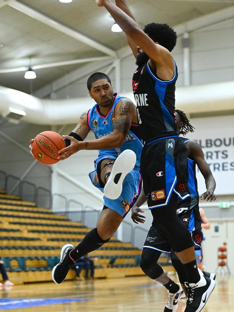 Peyton Siva of the Breakers passes the ball.