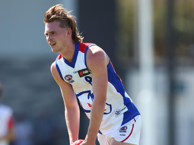 Noah Anderson lines up for goal for Oakleigh Chargers. Picture: Scott Barbour/AFL Photos