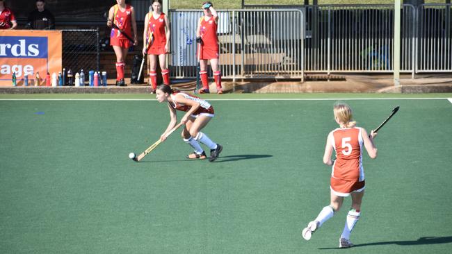 Illawarra South Coast player passes the ball at NSW 18s Girls Hockey Championships, May 21.