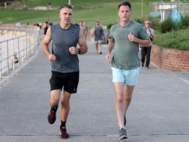 SYDNEY, AUSTRALIA - NewsWire Photos FEBRUARY 2, 2023: NSW Labour leader Chris Minns and SA Premier Peter Malinauskas go for a run at Bondi Beach. Picture: NCA NewsWire / Damian Shaw