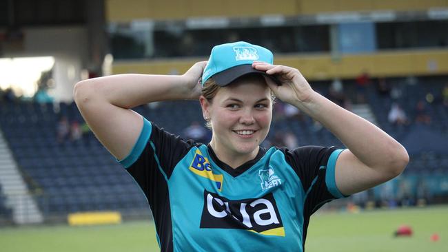 Georgia Voll receives her Brisbane Heat playing cap ahead of her WBBL debut.