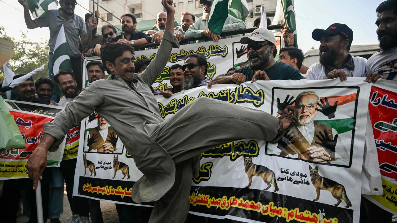 US tries to halt India, Pakistan war drums