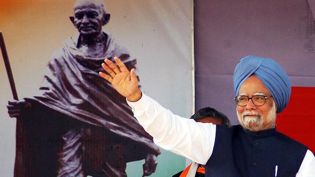 Former Indian Prime Minister Manmohan Singh waves to Congress Party supporters during an election rally in 2008. Picture: AFP.