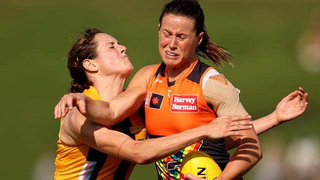 SYDNEY, AUSTRALIA – OCTOBER 16: Nicola Barr of the Giants contests the ball during the round eight AFLW match between the Greater Western Sydney Giants and the Hawthorn Hawks at Henson Park on October 16, 2022 in Sydney, Australia. (Photo by Brendon Thorne/Getty Images)