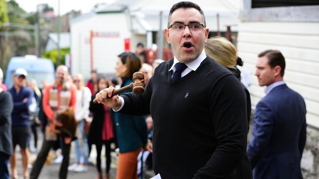 Auctioneer Nick Boyd sells off 1 Bank Lane in North Sydney on Sunday. Picture: Gaye Gerard