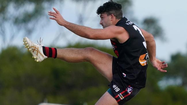 Frankston Bombers’ Jason Kingsbury fires at goal. Picture: Valeriu Campan